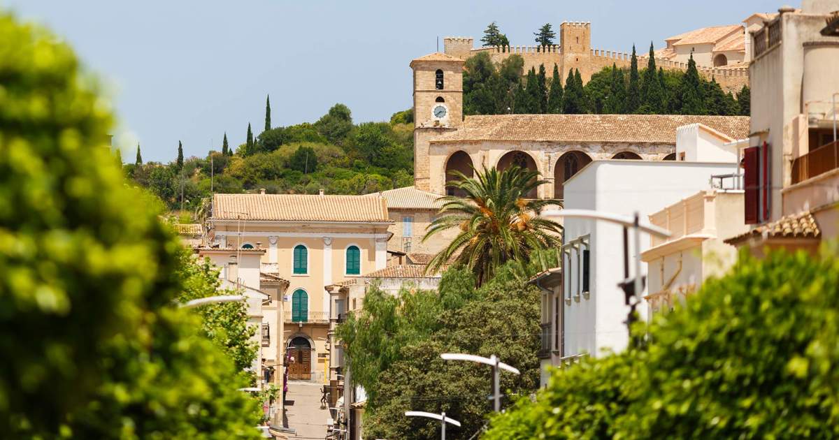 El pequeño pueblo slow de Mallorca con playas y un encantador mercadillo