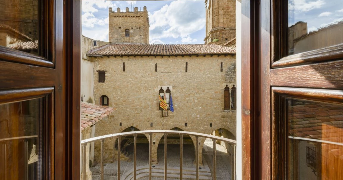 Este pueblo de Teruel estrena un hotel sin televisión y con una escalera rococó inesperada