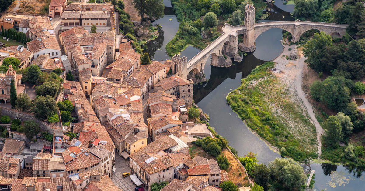 Este es el pueblo más bonito al que viajar este mayo (y está en Girona)