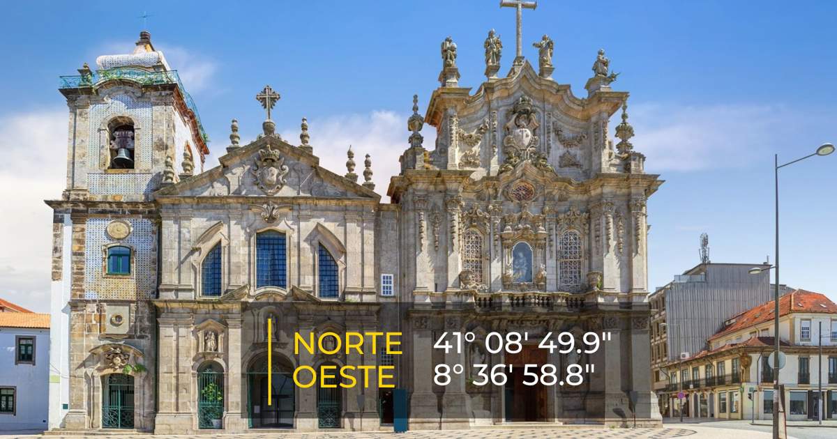 La curiosa y diminuta casa que separa dos iglesias en Oporto