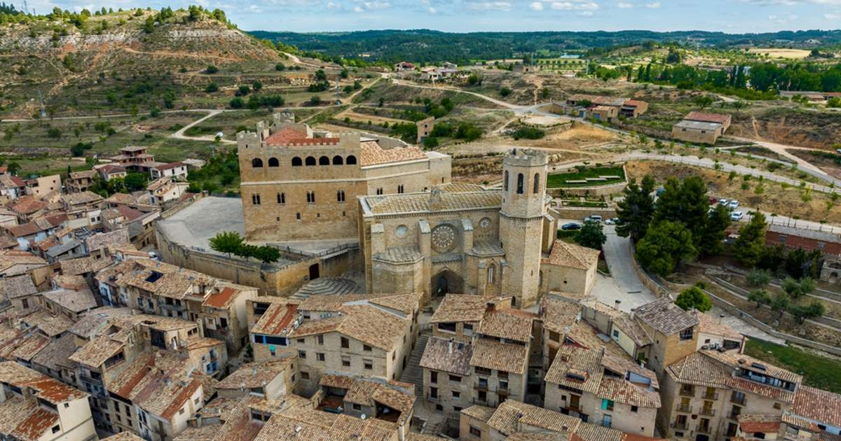 El pueblo de Teruel que se yergue entre un puente medieval y una acrópolis obispal