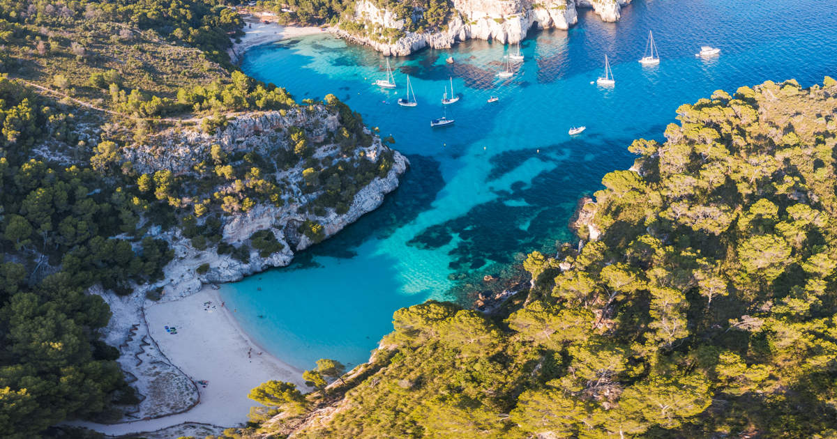 Razones para zambullirse en la cala más icónica de Menorca