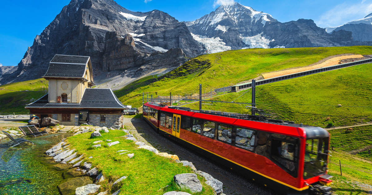 El único tren panorámico que atraviesa al completo los Alpes suizos