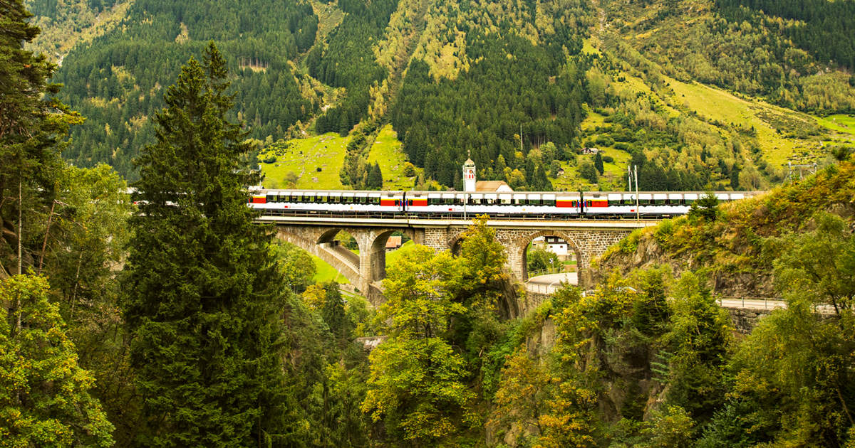 El tren que recorre (y navega) por las verdaderas entrañas de Suiza