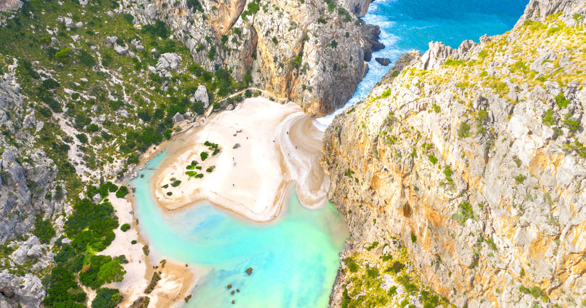 La cala de Mallorca escondida entre acantilados y la desembocadura de un torrente