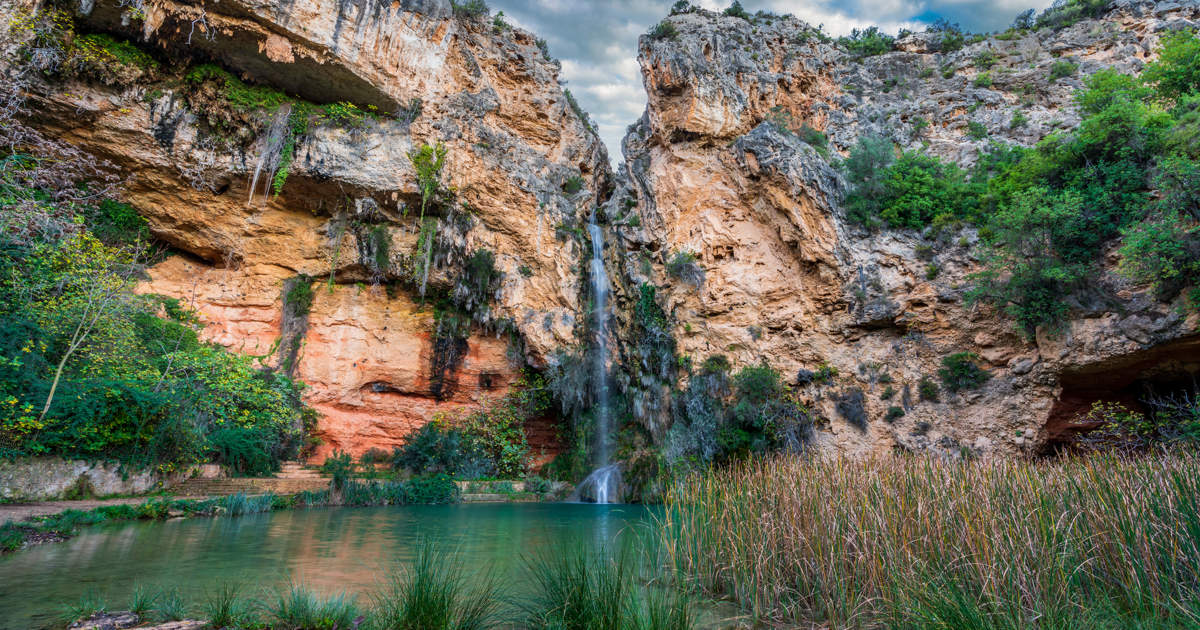 La piscina natural de València que oculta una cueva tras su cascada