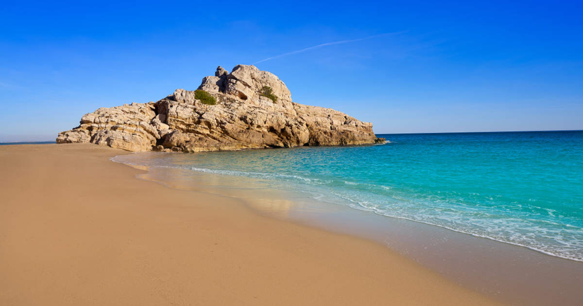 La playa de Tarragona donde sigue triunfando el nudismo