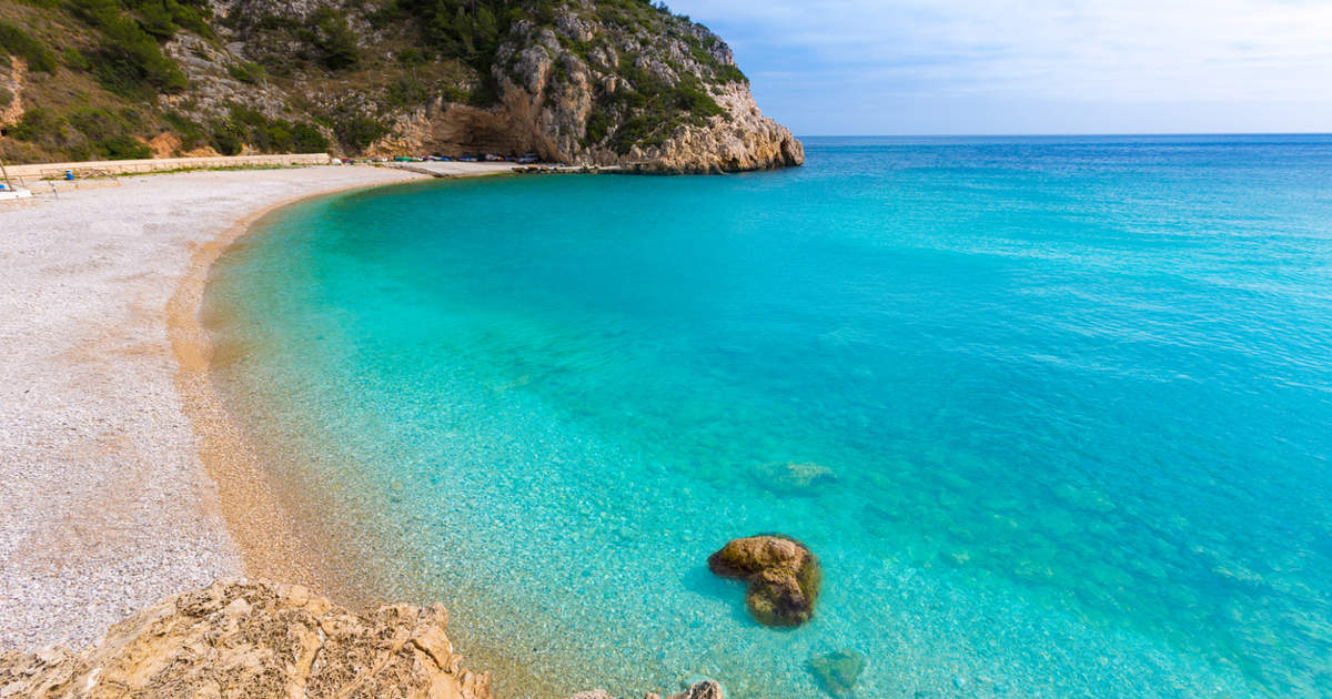 La playa de Alicante que abraza un tesoro de corales y posidonia