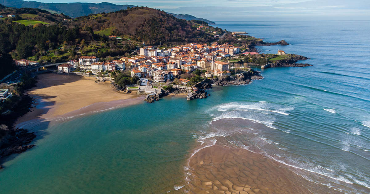 Las playas siamesas del País Vasco separadas por la marea